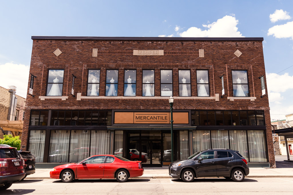 Mercantile-Hall-wedding-Burlington-Wisconsin-by-Emma-Mullins-Photography-1